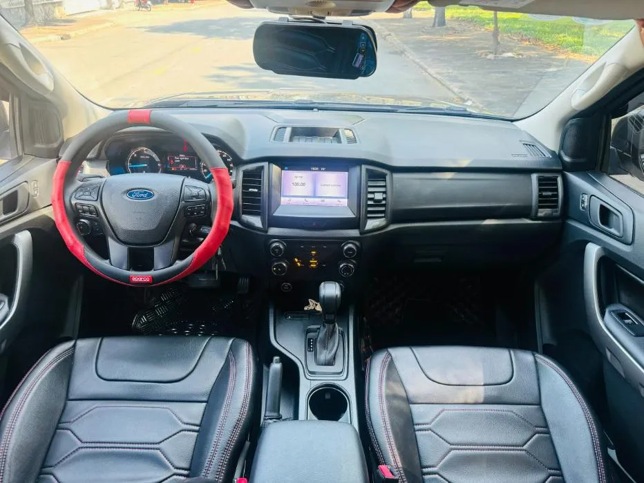 Vị trí ghế lái và cần số của chiếc Ford Ranger XLS AT cũ