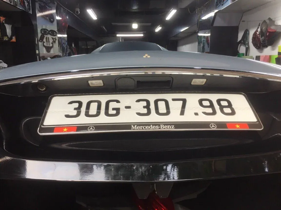 Biển số gắn cờ