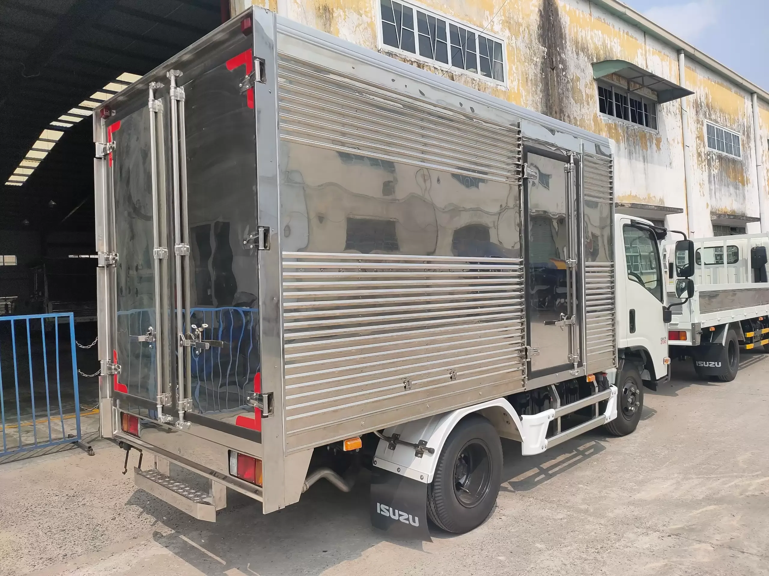 Mẫu xe tải Isuzu thiết kế cabin đầu vuông hiện đại