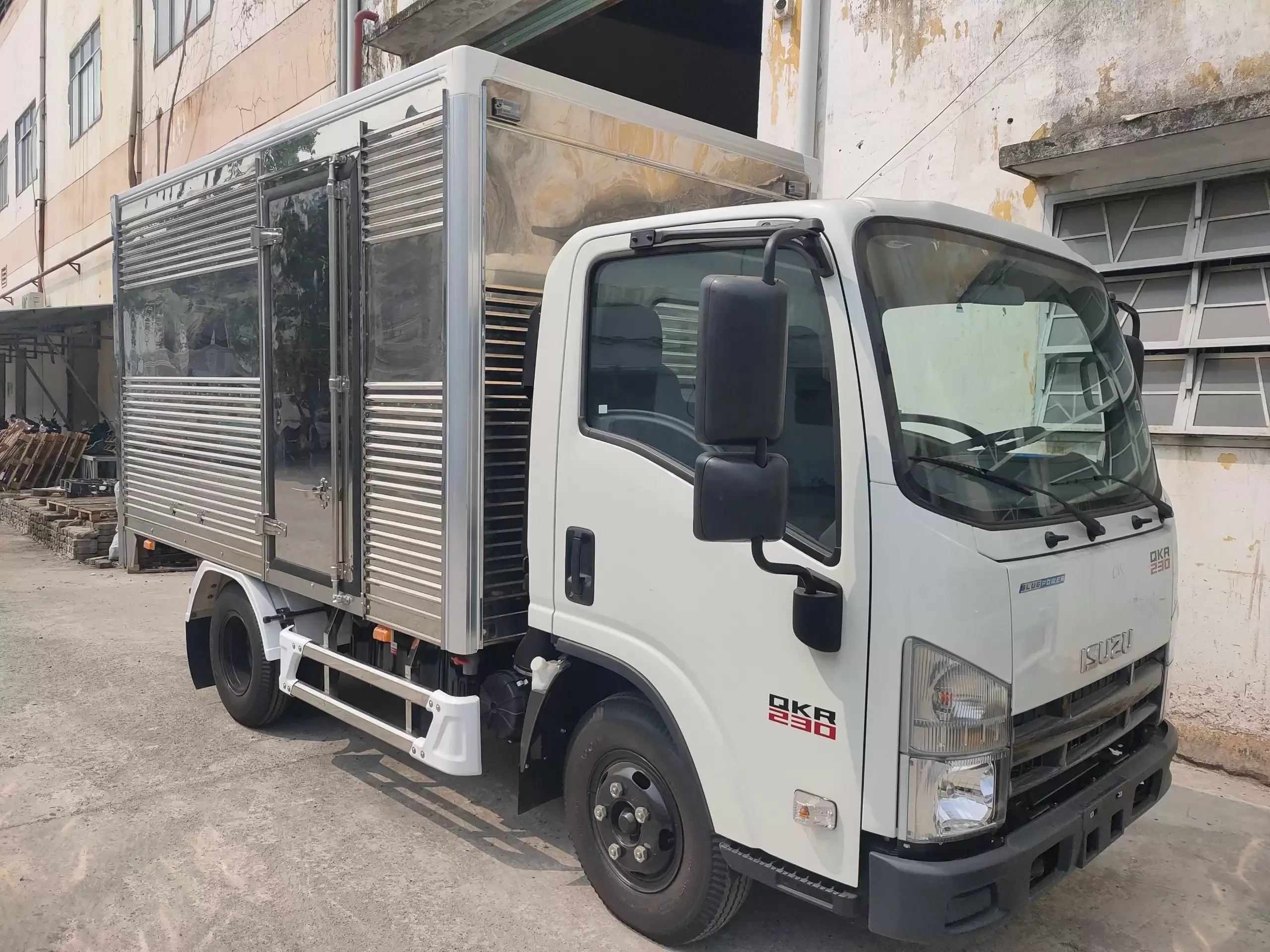 Thùng mui bạt Inox bền bỉ trên nền xe Isuzu