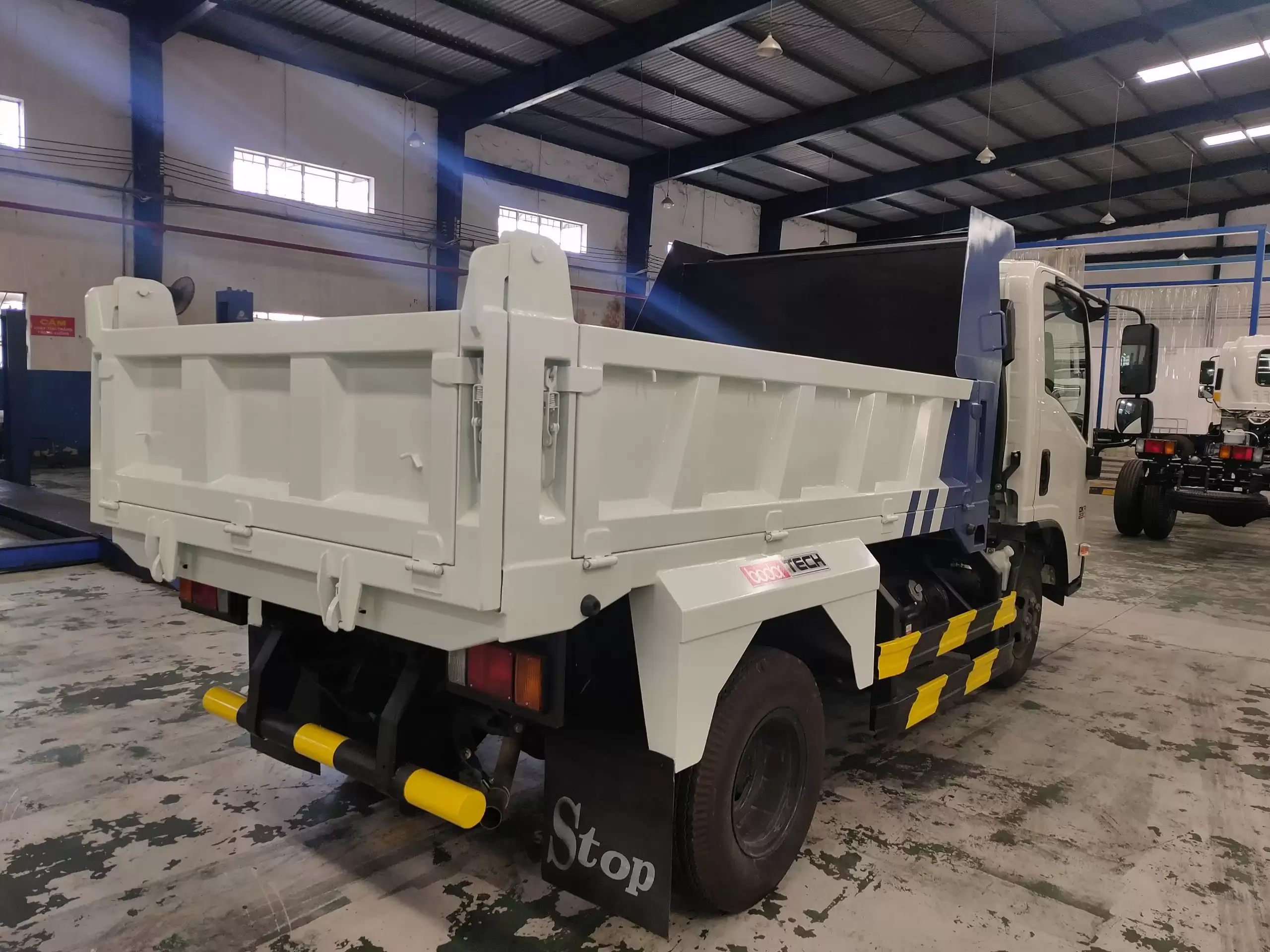 Xe tải Isuzu thùng ben tải trọng 2.5 khối