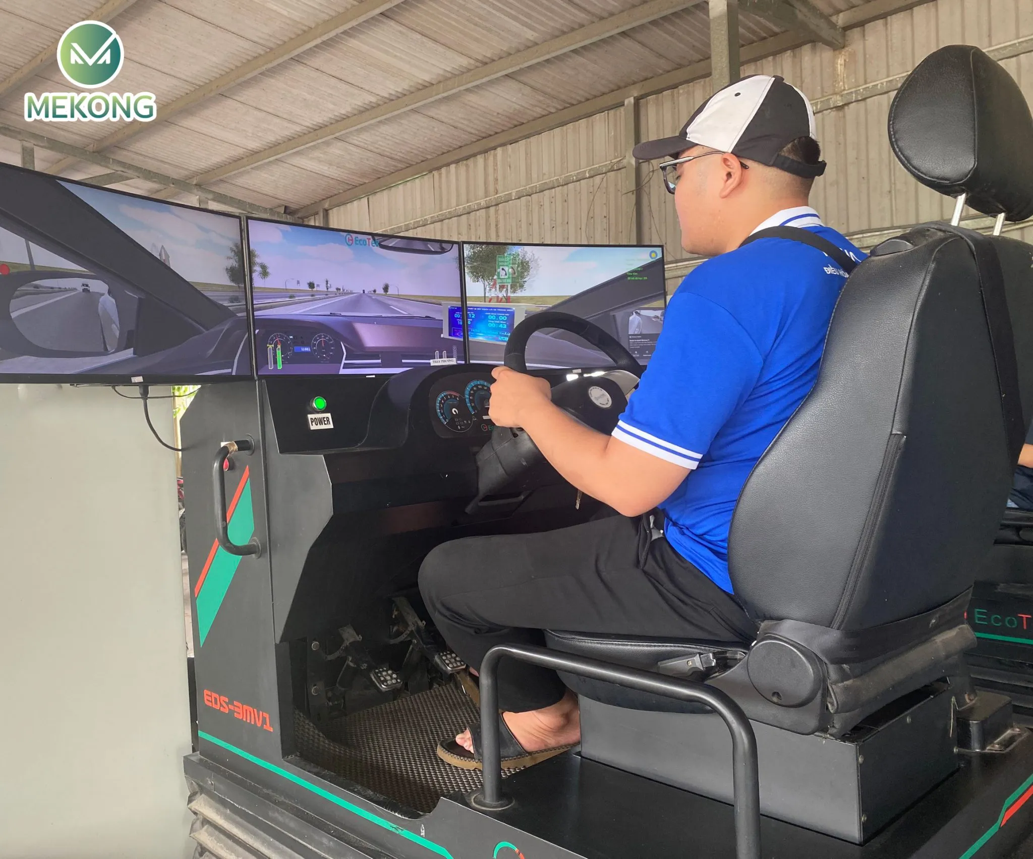 Học viên thực hành lái xe trên cabin mô phỏng