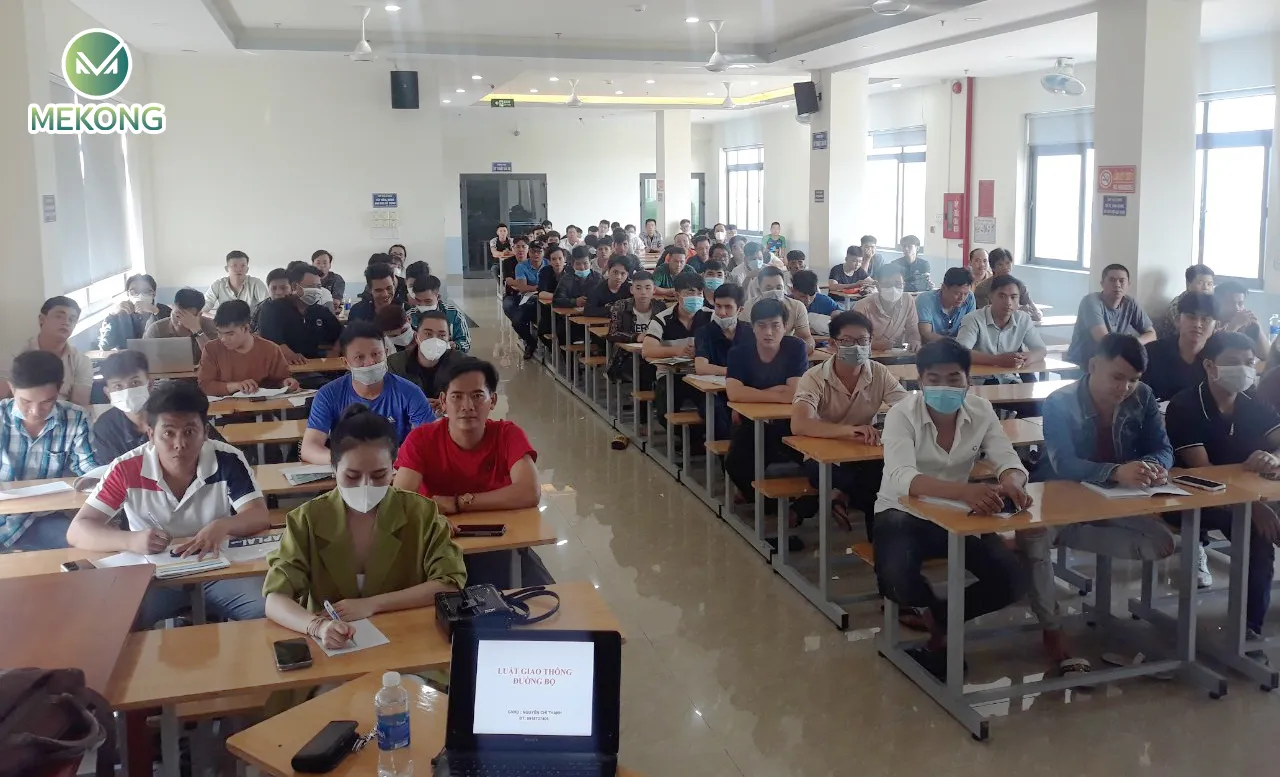 Học viên đang ôn luyện lý thuyết trên máy tính