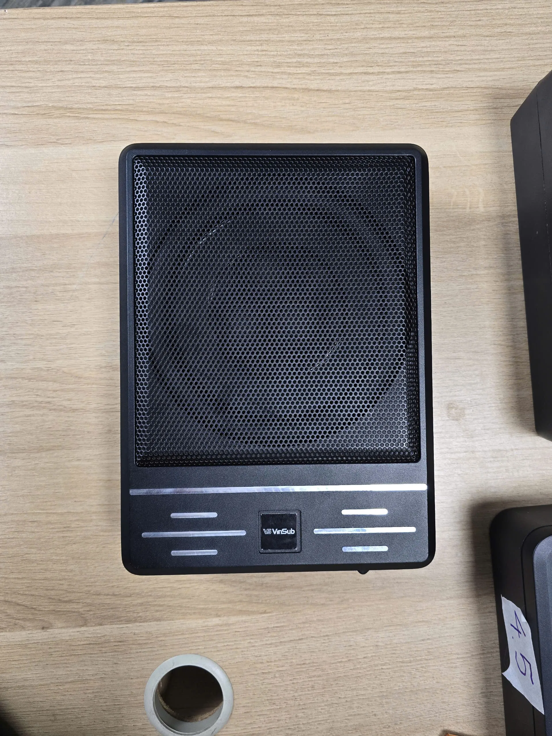 Cảnh sát đang kiểm tra hiện trường nơi nạn nhân được tìm thấy