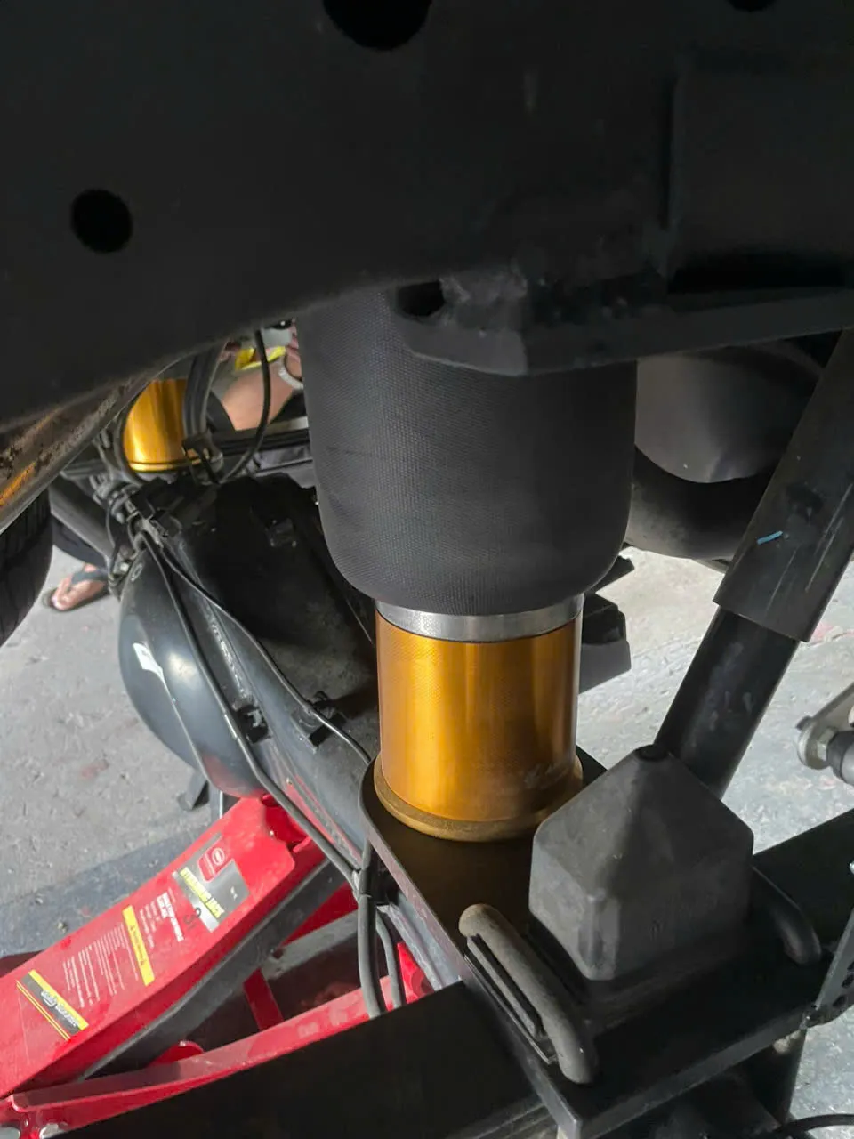 Độ bầu hơi cải thiện độ êm tuyệt vời cho xe bán tải tinh chỉnh theo xe ( trên là của Trinton )