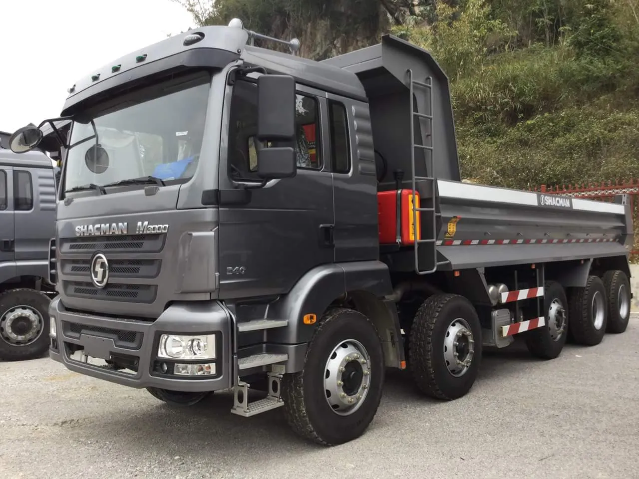 Góc cận cảnh đầu xe và cabin M3000 của xe ben SHACMAN, nhấn mạnh thiết kế khí động học và lưới tản nhiệt