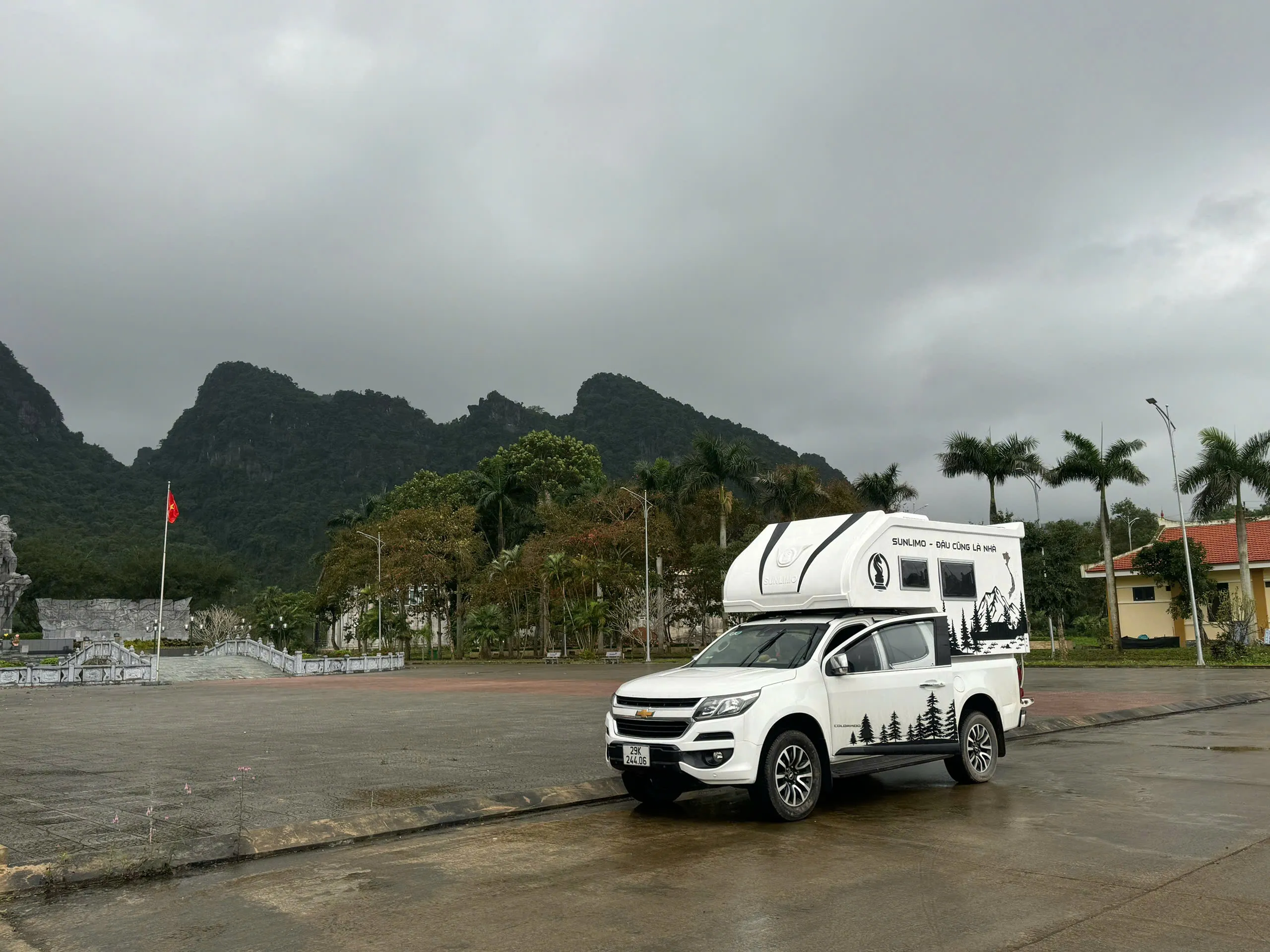 Cận cảnh một mẫu xe bán xe bán tải độ Mobihome hoàn chỉnh đang đậu ngoài trời