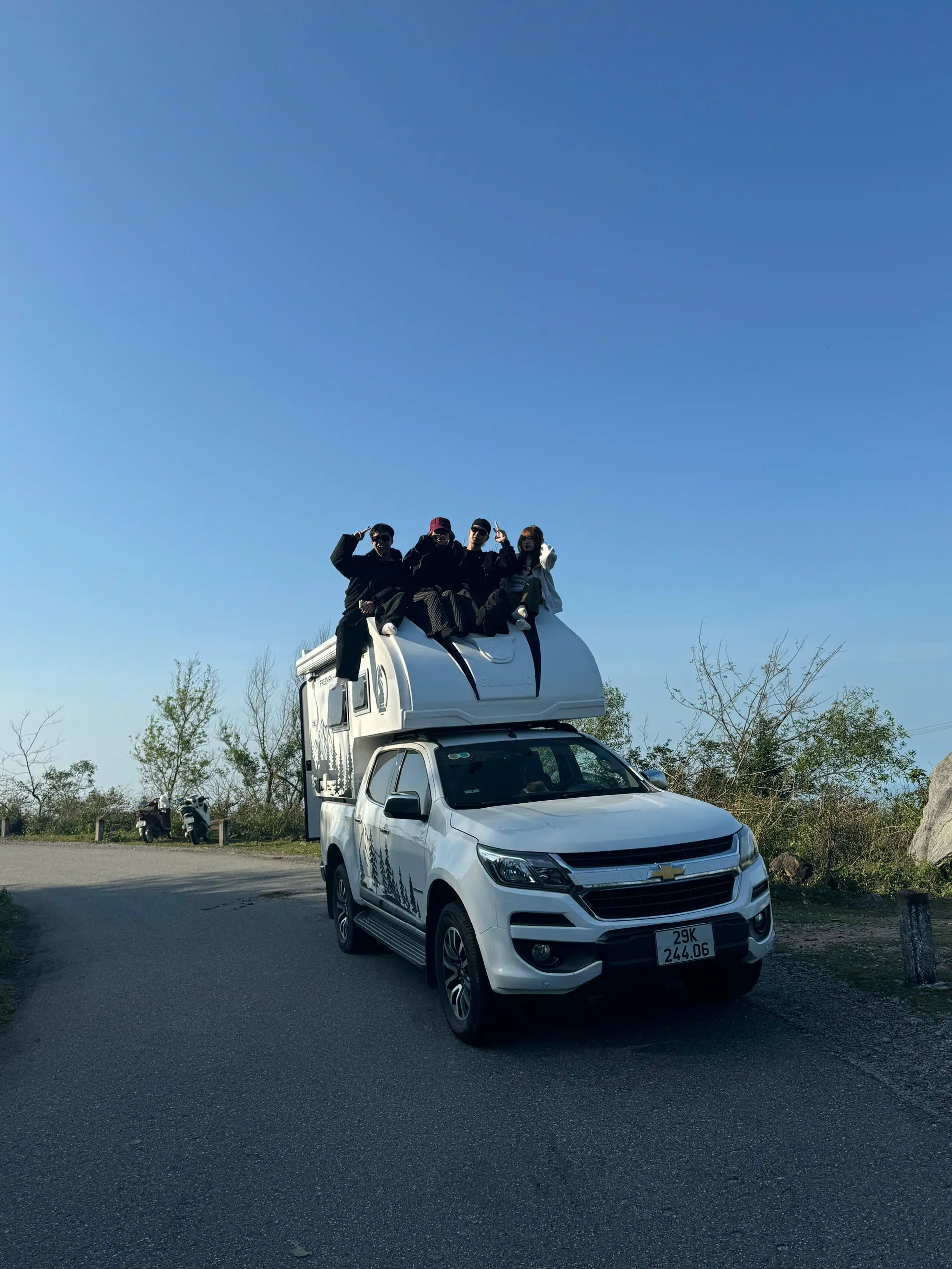 Chi tiết nội thất bên trong Mobihome được độ từ xe bán tải, thể hiện không gian sống