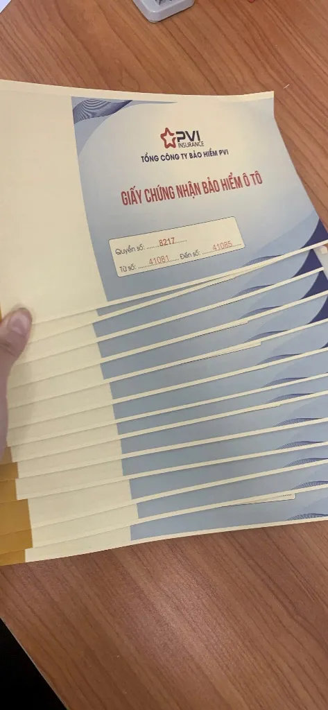 Thẻ bảo hiểm trách nhiệm dân sự bắt buộc của PVI và hình ảnh xe bán tải.