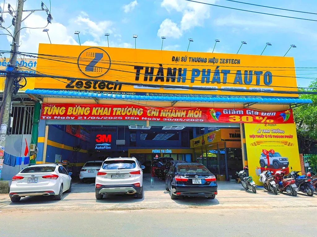 Hình ảnh xe hơi đang được thi công cách âm toàn diện tại khu vực xưởng chuyên nghiệp