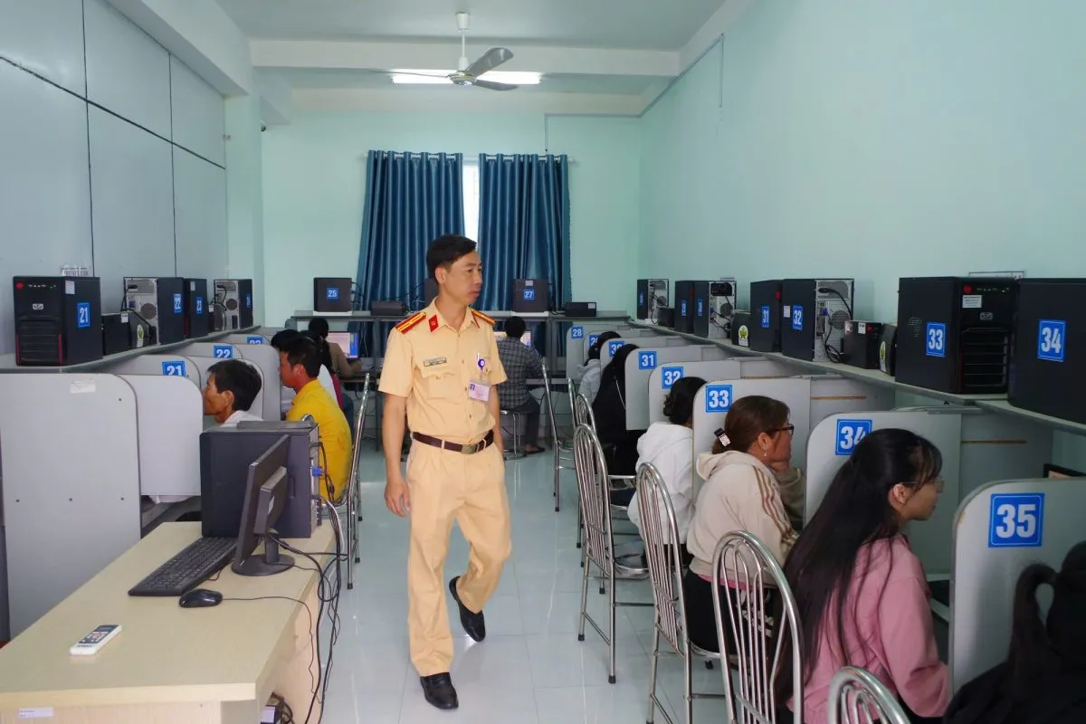 Thi sát hạch lý thuyết học viên học lái xe ô tô