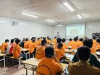 Thợ sửa chữa ô tô đang làm việc tại xưởng cho thấy quyết định có nên học nghề sửa chữa ô tô không