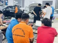 Học viên thực hành sửa chữa điện ô tô tại Trung tâm EAC
