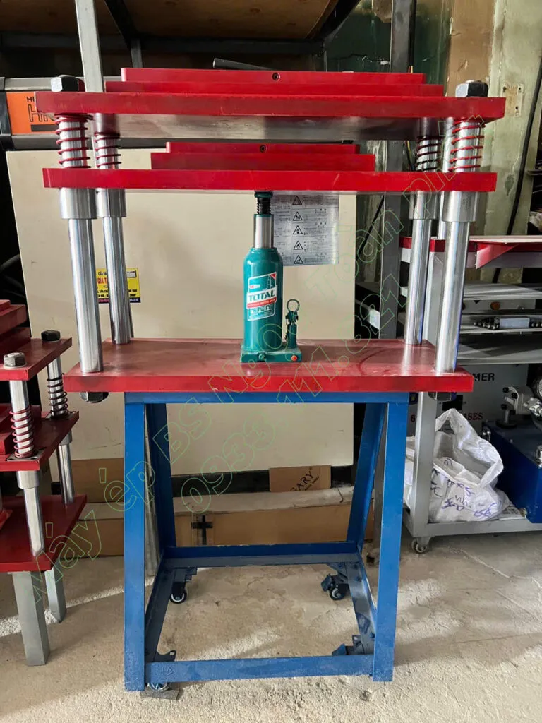 Máy ép biển số xe ô tô công nghiệp trong quá trình gò ép khung