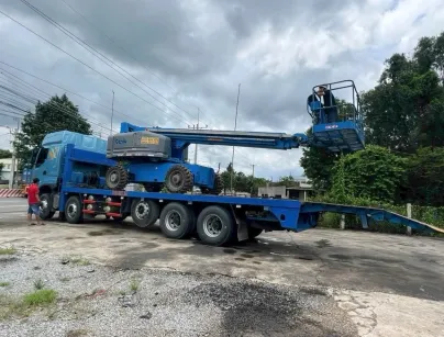 Xe nâng người dạng cần boom lift hoạt động ngoài trời