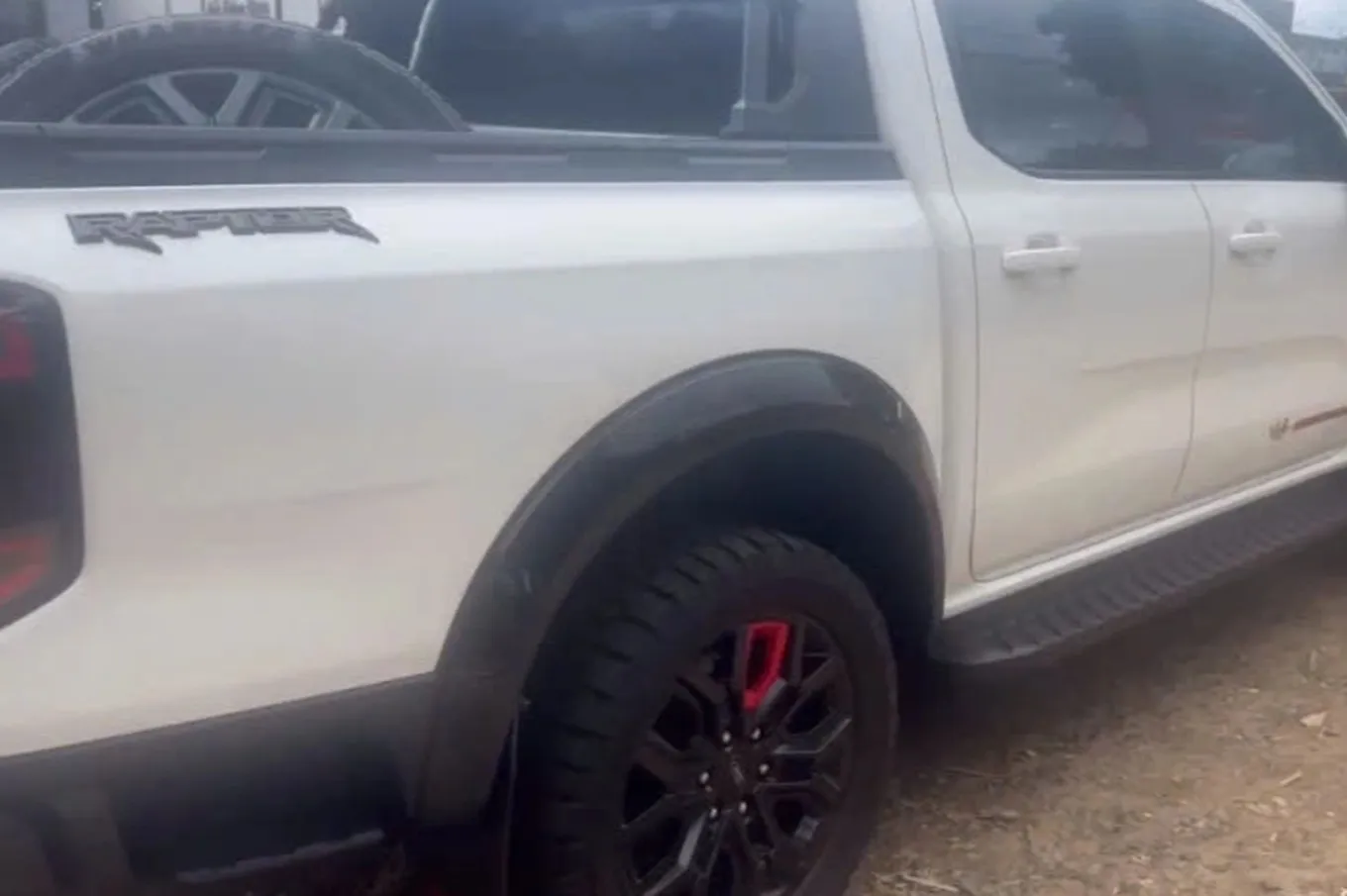 Xe bán tải cảnh sát dừng xe nghi chở tang vật trộm cắp, minh họa công tác tuần tra giao thông