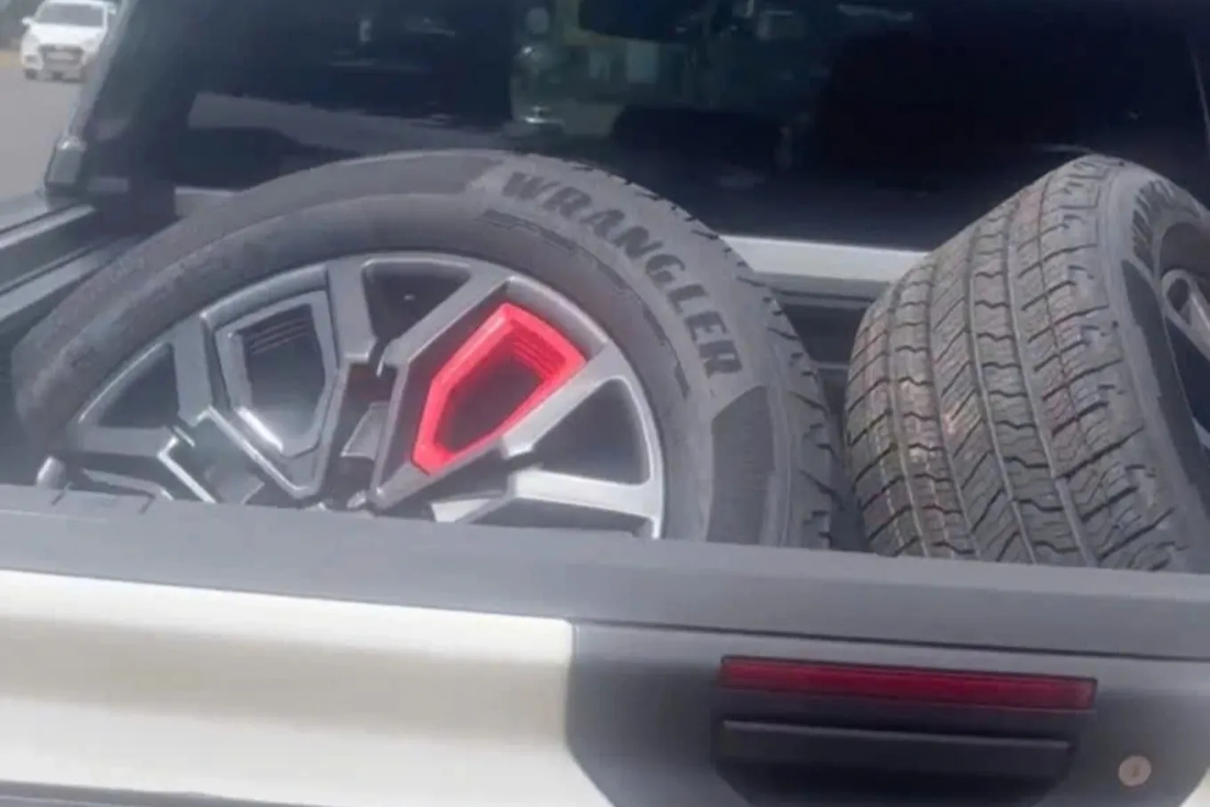 Kiểm tra thùng xe bán tải tại hiện trường, minh họa nghiệp vụ của xe bán tải cảnh sát