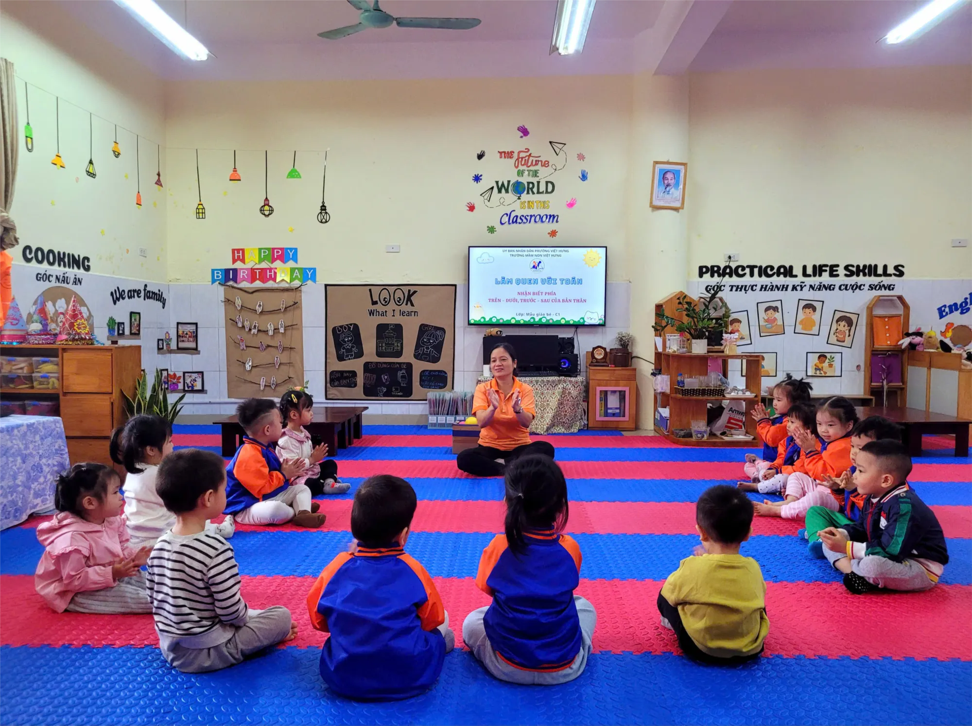 Các bé lớp C1 làm quen với các phía của bản thân trong giờ học định hướng không gian