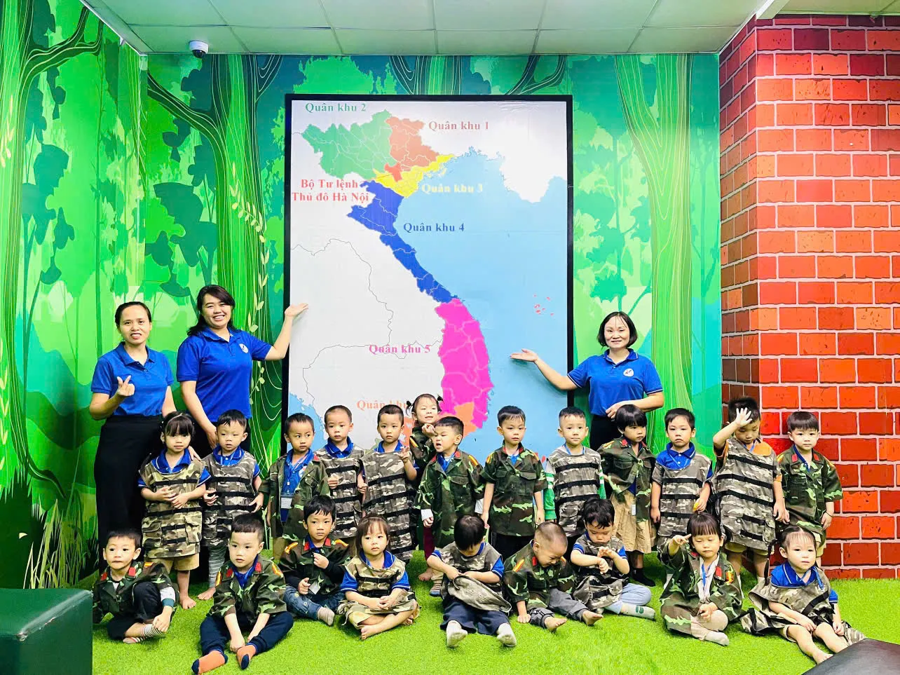 Các bé lớp C2 tại VinKE Times City, nơi kết hợp học mà chơi, chơi mà học