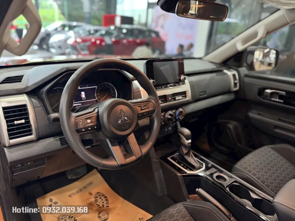 Chi tiết bảng điều khiển trung tâm và vô lăng trên xe bán tải màu cam GLX