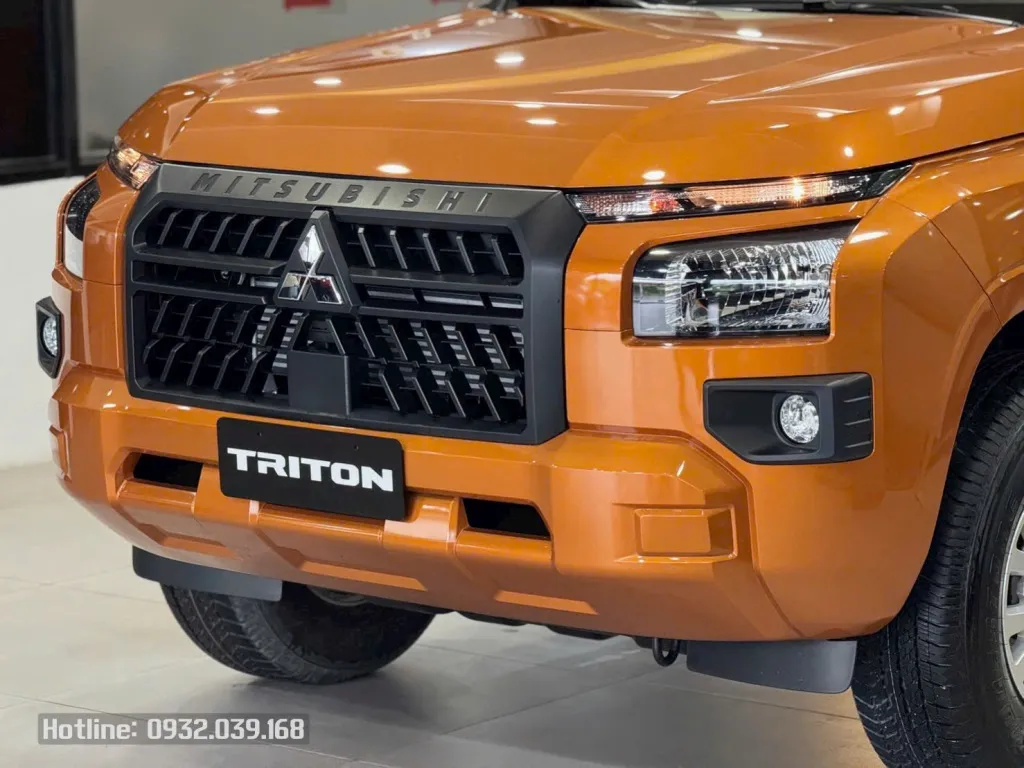 Góc nhìn thân xe Mitsubishi Triton thế hệ mới màu cam mạnh mẽ