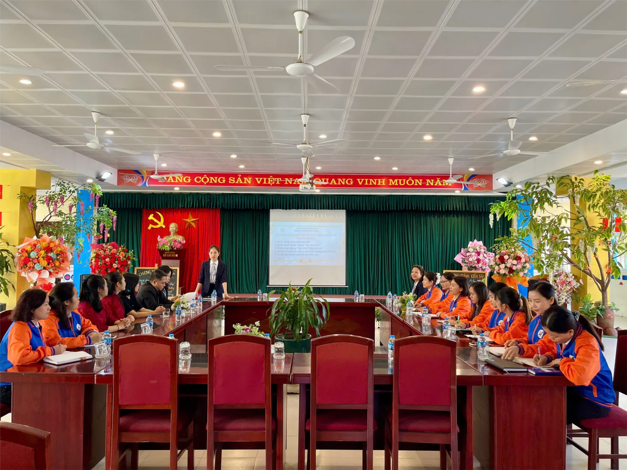 Giáo viên Trường Mầm non Việt Hưng tổ chức buổi kiến tập chuyên môn về chăm sóc nuôi dưỡng