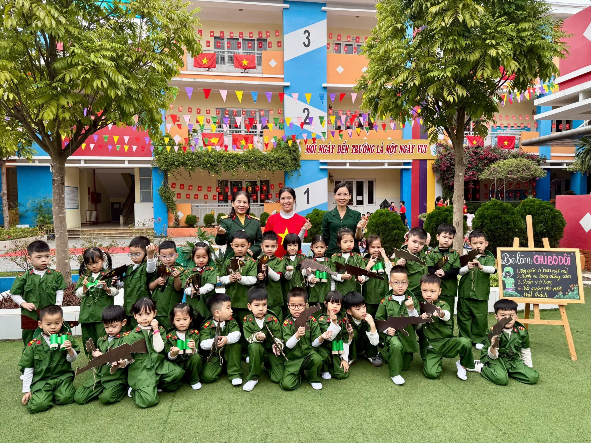 Các bé lớp Mẫu giáo lớn A2 hào hứng trong chương trình “Cháu yêu chú bộ đội”