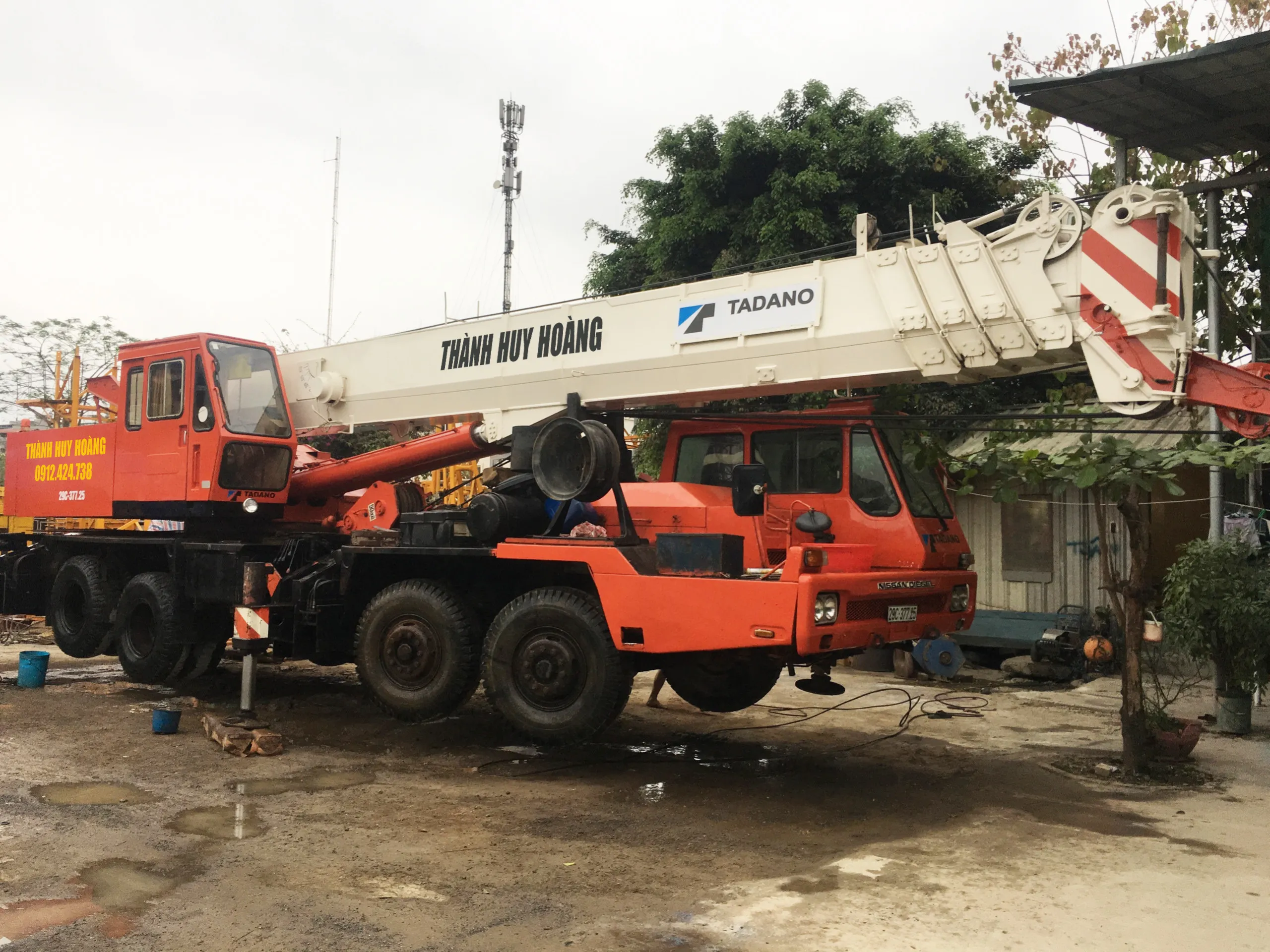 Xe cẩu 100 tấn đang thực hiện nhiệm vụ nâng hạ thiết bị nặng